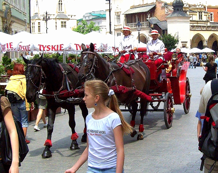 Krakow-Red-wagon-252.JPG